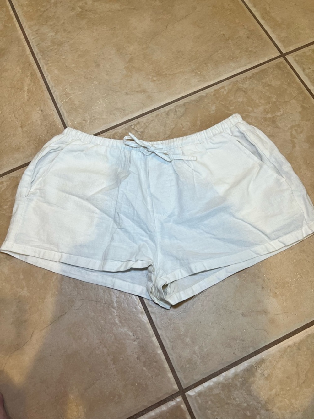 Edikted White Elastic Waist Casual Pull On Shorts